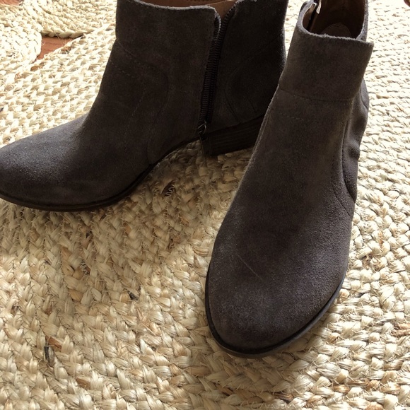 Never worn Grey Suede lucky brand ankle boots size 6.5 - Picture 2 of 6
